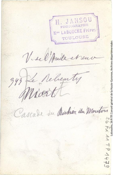 Vallée de l'Aude et environs. 393. Le Rebenty : Niort[-de-Sault] : cascade du rocher du Mouton / photographie Henri Jansou (1874-1966). - Toulouse : maison Labouche frères, [entre 1900 et 1940]. - Photographie (1900/1940) verso